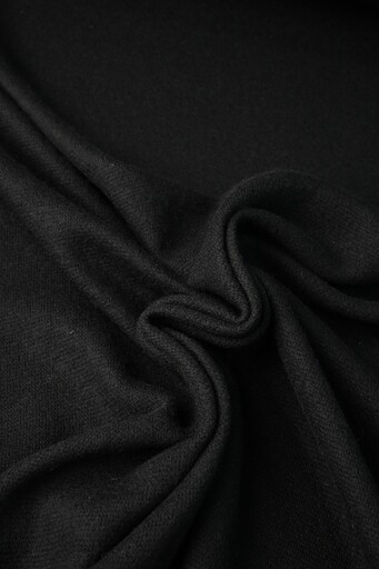 Костюмно-плательное вязаное полотно от Armani — воплощение безупречного стиля и премиального качества. Эта супермягкая трикотажная ткань базового чёрного оттенка дарит исключительный комфорт и тепло в каждом прикосновении. Идеально сбалансированная текстура материала подходит для пошива элегантных джемперов, уютных свитеров со структурированным силуэтом и базовой брендовой одежды премиум-класса.