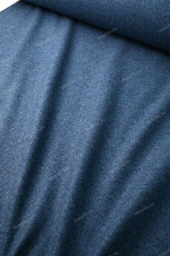 Элитное трикотажное полотно Loro Piana благородного сине-голубого оттенка denim — оригинальный итальянский сток премиум-качества. Термоусаженное, непродуваемое и очень теплое полотно обладает роскошным «маслянистым» грифом: жирное, комфортное, тактильно гладкое на лице, на изнанке по желанию используйте подкладку. Идеально держит форму и не вытягивается, не пилингует. Эксклюзивный трикотаж в глубоком джинсовом цвете превосходно подойдет для пошива любых теплых статусных изделий.